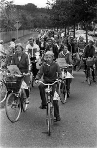 Drentse rijwielvierdaagse in Assen gestart lange stoet fietsers onderweg, Bestanddeelnr 929-2637