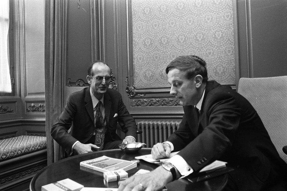 Drees jr. (l) en Steenkamp in gesprek, Bestanddeelnr 924-5646