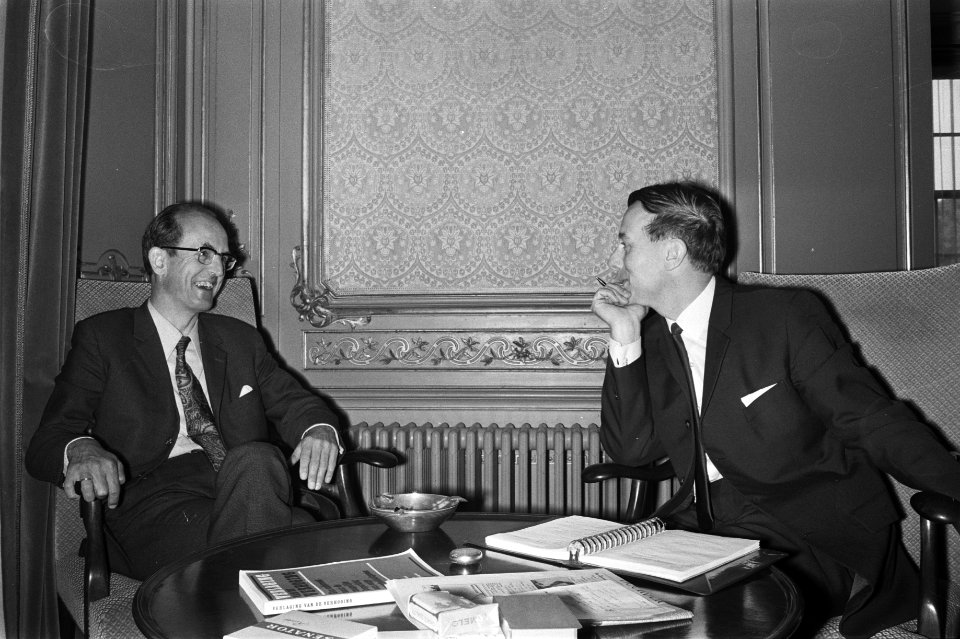 Drees jr. (l) en Steenkamp in gesprek, Bestanddeelnr 924-5650