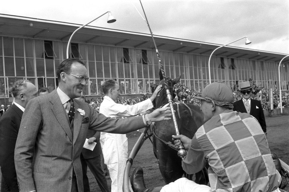 Draverijen om Gouden Zweep te Hilversum. Prins Bernhard reikt Gouden Zweep uit a, Bestanddeelnr 912-7634