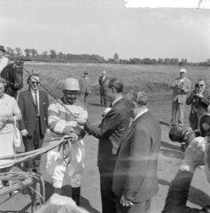 Draverij op Meereveld Prins Bernhard reikt aan J Wagenaar de gouden zweep uit, Bestanddeelnr 915-2385