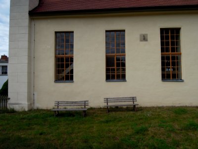 Dorfkirche Kropstädt -Südfassade am Westgiebel mit Sonnenuhr- im August 2020