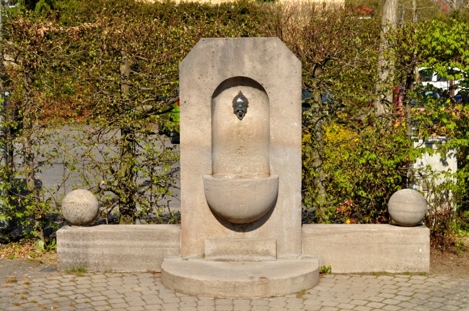 Dornholzhausen, Lindenallee, Brunnen