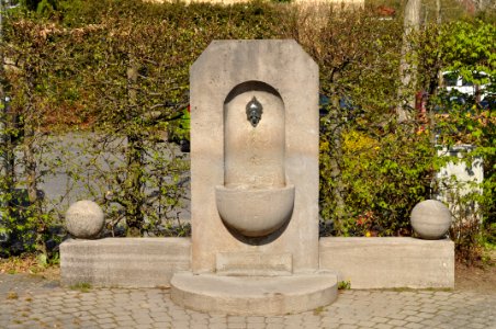 Dornholzhausen, Lindenallee, Brunnen
