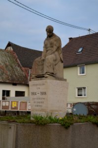 Dorfweil, Kriegerdenkmal nach Sanierung