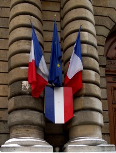 Drapeaux devant le Sénat photo