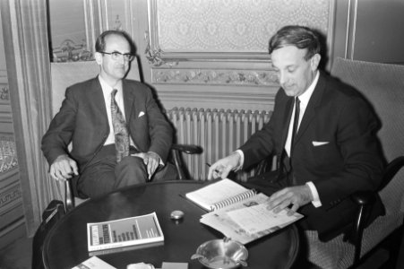 Drees jr. (l) en Steenkamp in gesprek, Bestanddeelnr 924-5651