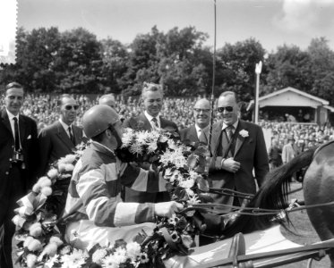 Draverijen om de Gouden Zweep te Groningen, Prins Bernhard reikt de Gouden Zweep, Bestanddeelnr 916-6187