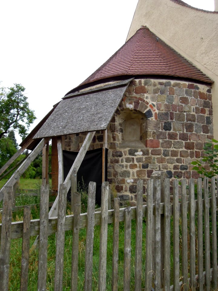 Dorfkirche Kropstädt -Ostansicht mit Apsis- im August 2020b