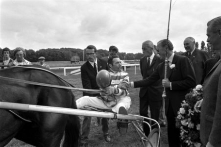 Draverijen om De Gouden Zweep op Duindigt J. Wagena met Henri Buitenzorg on, Bestanddeelnr 923-5925