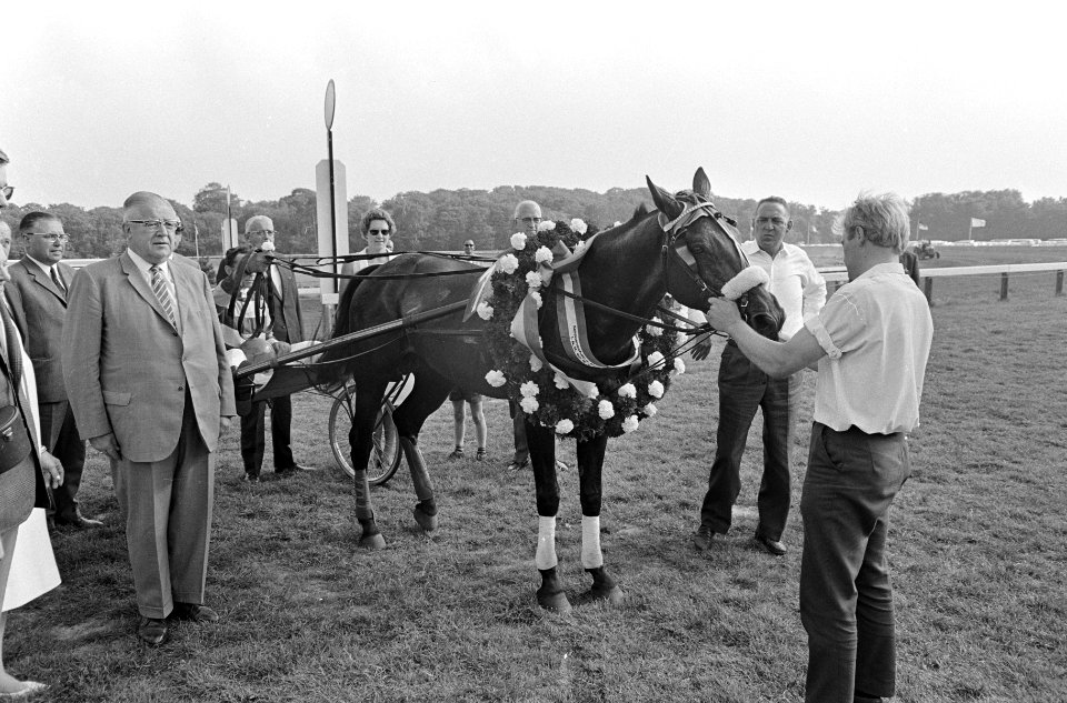 Draverij te Duindigt, Kampioenschap van Nederland, Quicksilver S met krans om ne, Bestanddeelnr 919-4659