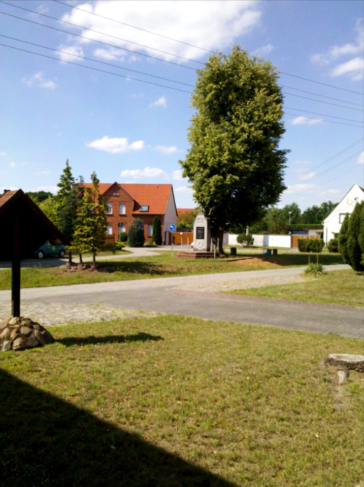 Dorfplatz an der Kirche Gröbern mit Gefallenendenkmal im Juli 2020