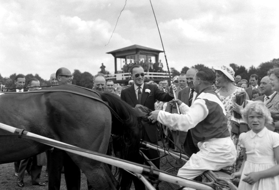 Draverij van Hollandse paarden om Gouden Zweep , Prins Bernhard reikt hem uit aa, Bestanddeelnr 911-4492