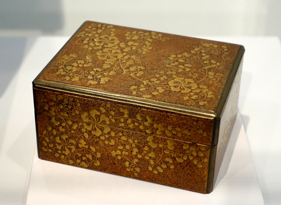Drawered Handbox with Four-Season Motif and Interior Cosmetic Boxes with Scrolling Floral Designs, view 5, Japan, early Edo period, lacquered wood - Arthur M. Sackler Museum, Harvard University - DSC01120