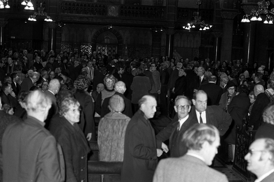 Duitse theoloog dr Hans Kung houdt lezing in Dominicuskerk te Amsterdam, tegens, Bestanddeelnr 926-1871