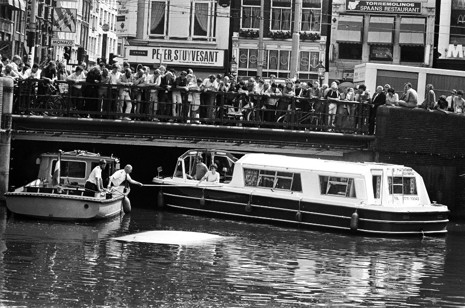 Duitse toerist met pleziervaartuig vast onder brug over Singel bij Munt, wordt d, Bestanddeelnr 932-1629