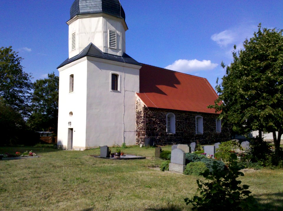 Dorfkirche Klitzschena -Turmbasis und Schiff- im Juli 2020