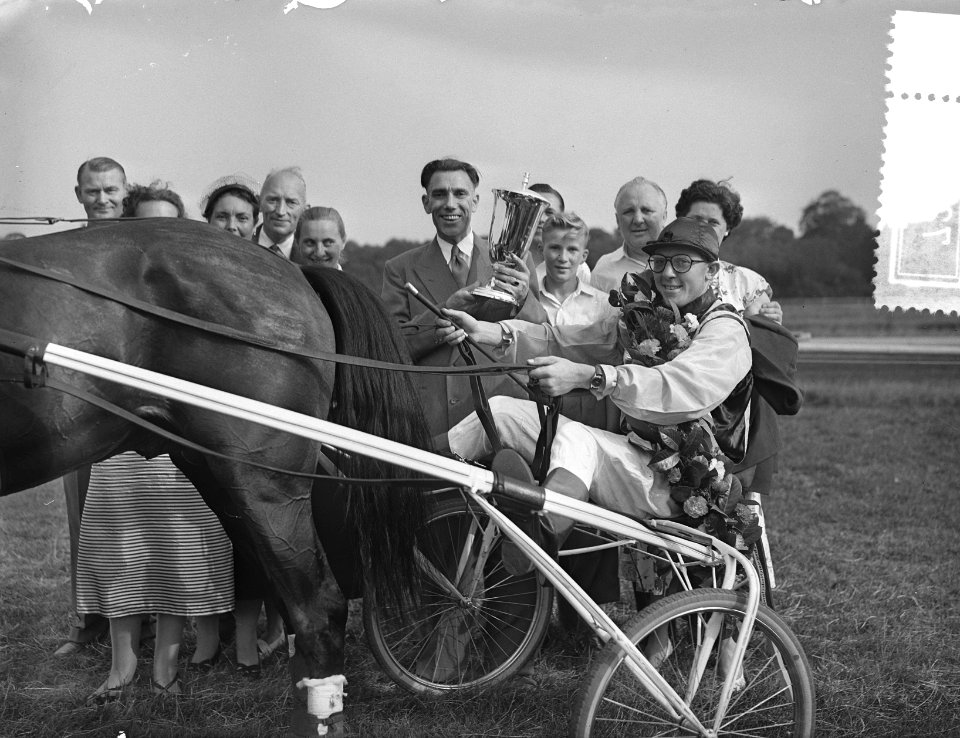 Draverijen op Duindigt Kampioen van Nederland, winnaar J. van Dooyeweerd met Do…, Bestanddeelnr 907-2890