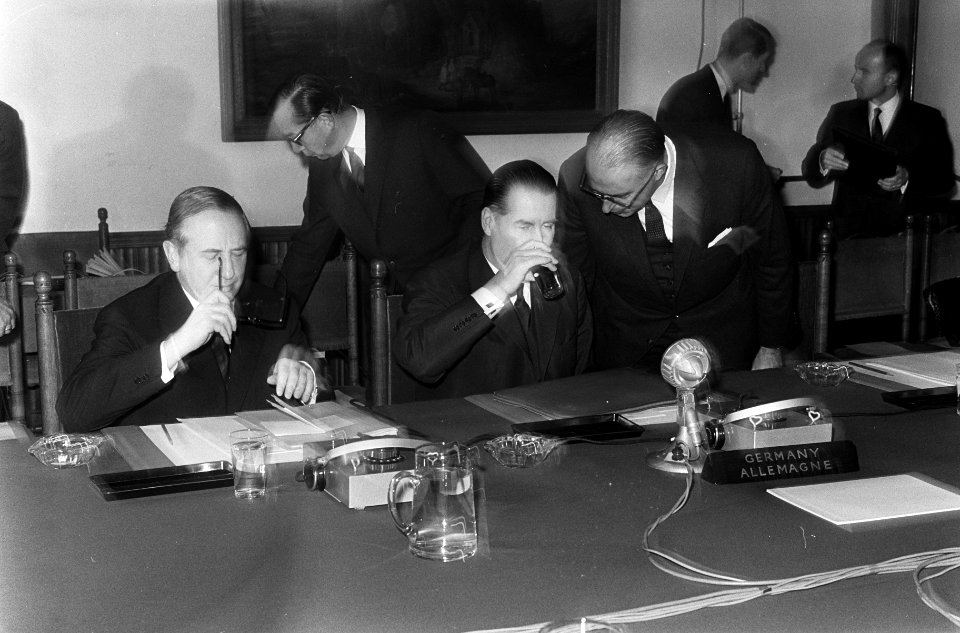 Duitse delegatie tijdens het beraad, Bestanddeelnr 918-4033