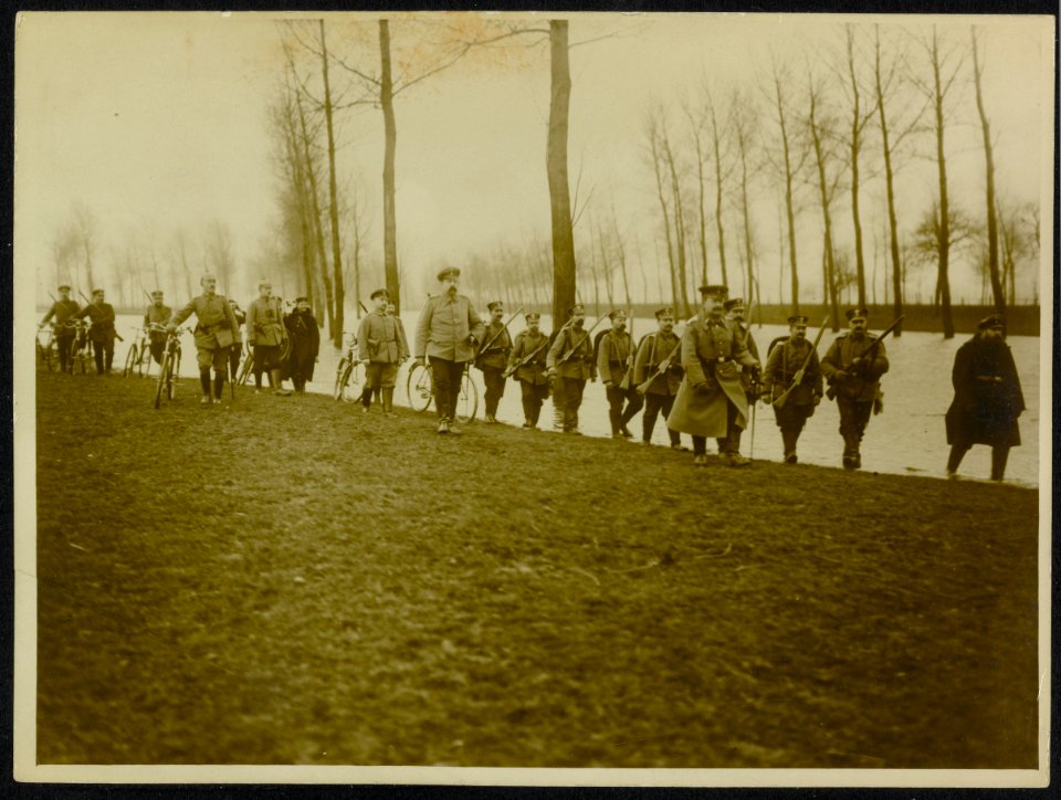 Duitse infanteristen langs een kanaal., Bestanddeelnr 158-1462