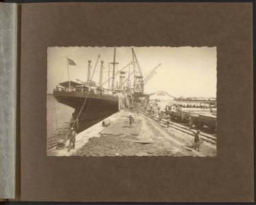 Duits vrachtschip aan de kade van Belawan, Bestanddeelnr 823 12