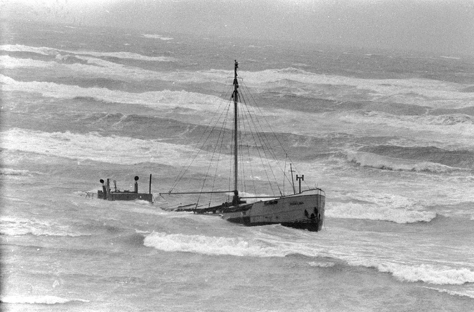 Duitse coaster vastgelopen op de banken bij Texel, Bestanddeelnr 912-0692