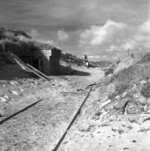 Duitse bunkeringang met opschrift Erika met spoorrails, Bestanddeelnr 900-6214