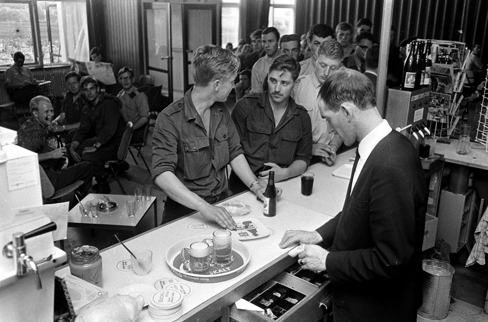 Duitse Bondspresident dr. H. Lubke bij Nederlandse soldaten in kamp Seedorf (bij, Bestanddeelnr 920-5246