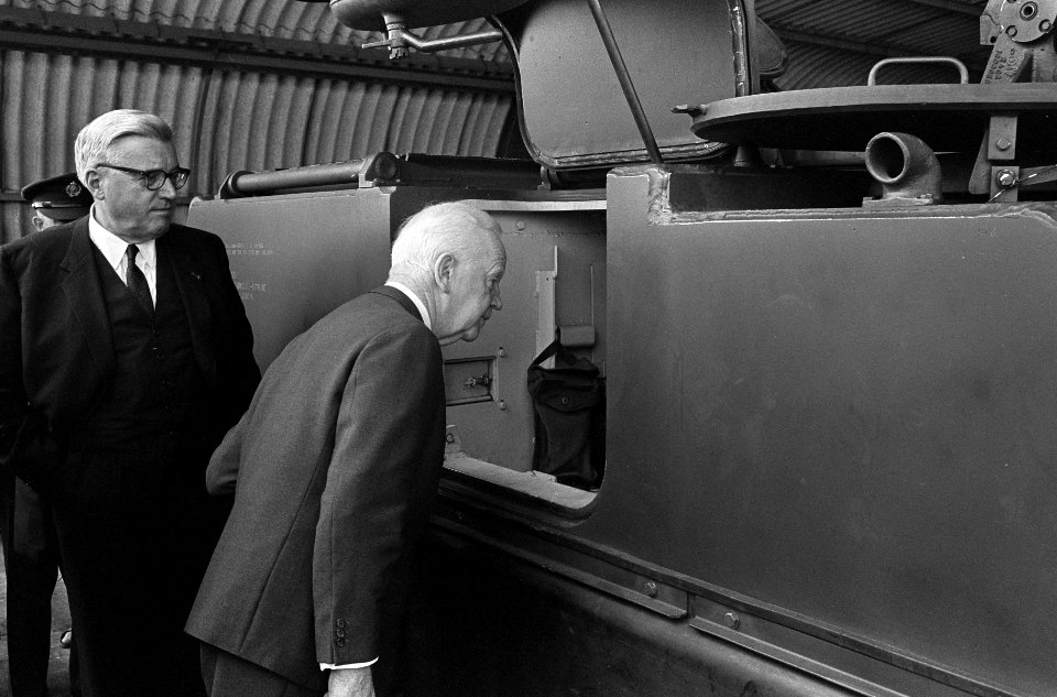 Duitse Bondspresident dr. H. Lubke bij Nederlandse soldaten in kamp Seedorf (bij, Bestanddeelnr 920-5242