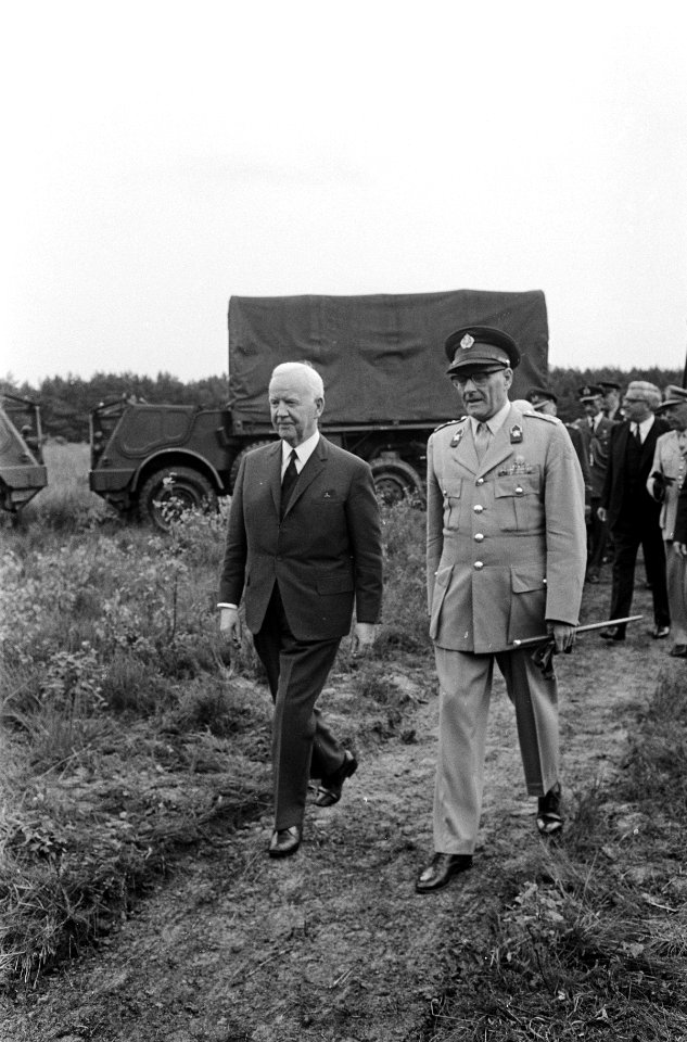 Duitse Bondspresident dr. H. Lubke bij Nederlandse soldaten in kamp Seedorf (bij, Bestanddeelnr 920-5240