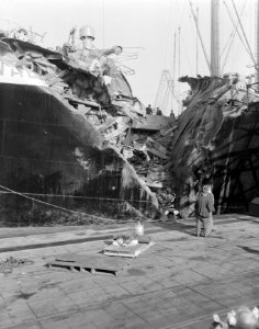 Duits vrachtschip Schwatensteijn met groot gat in Rotterdamse haven na aanvaring, Bestanddeelnr 908-5437