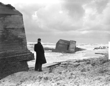 Duitse bunkers aan de Noordzeekust van Texel verdwijnen in de golven, Bestanddeelnr 904-2003