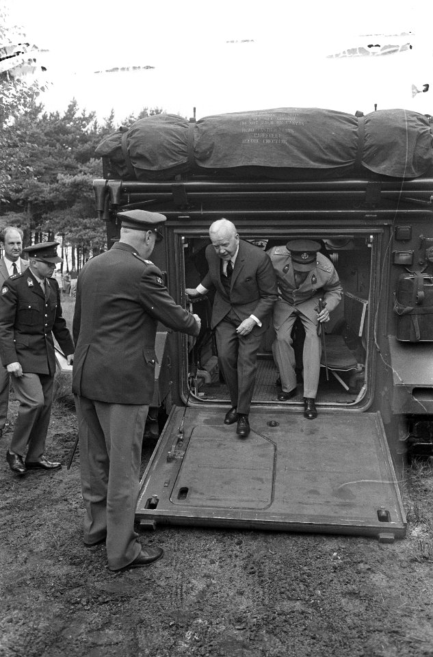 Duitse Bondspresident dr. H. Lubke bij Nederlandse soldaten in kamp Seedorf (bij, Bestanddeelnr 920-5235