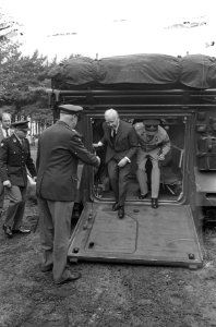 Duitse Bondspresident dr. H. Lubke bij Nederlandse soldaten in kamp Seedorf (bij, Bestanddeelnr 920-5235