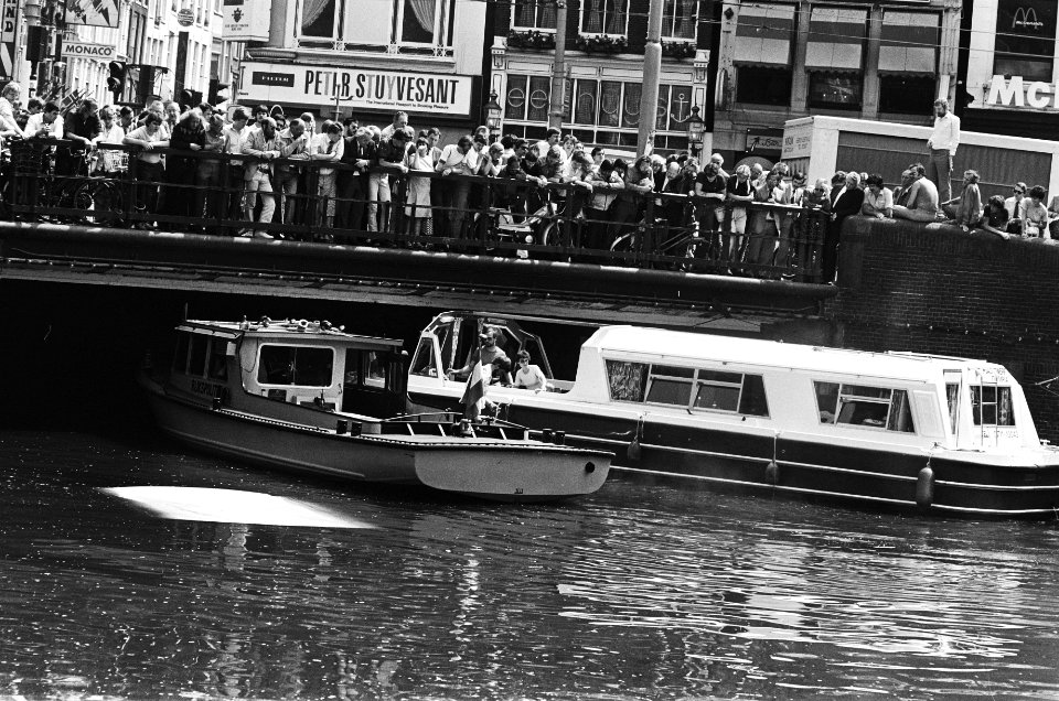 Duitse toerist met pleziervaartuig vast onder brug over Singel bij Munt, wordt d, Bestanddeelnr 932-1630