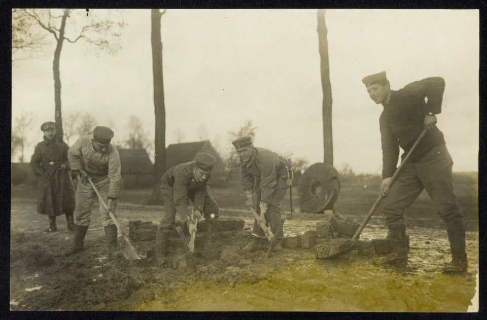 Duitse soldaten bezig met wegaanleg, Bestanddeelnr 158-0573