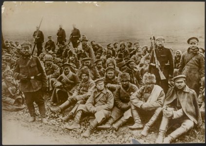 Duitse soldaten bewaken een groep krijgsgevangenen., Bestanddeelnr 158-2289