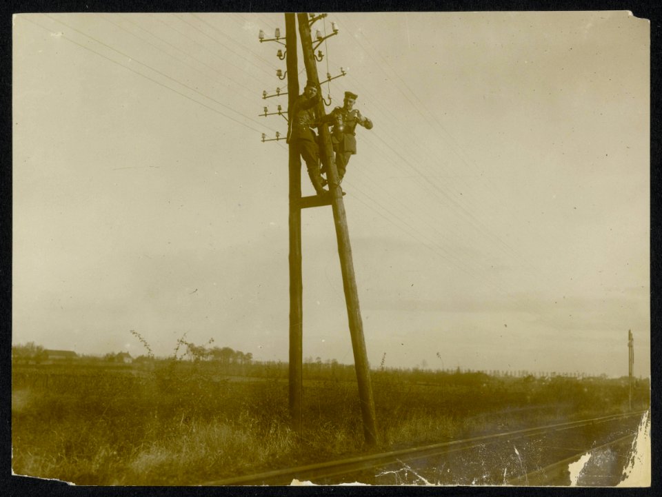 Duitse soldaten werken in een houten mast (bokmast) met telegraaflijnen langs ee, Bestanddeelnr 158-0667