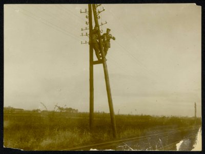 Duitse soldaten werken in een houten mast (bokmast) met telegraaflijnen langs ee, Bestanddeelnr 158-0667