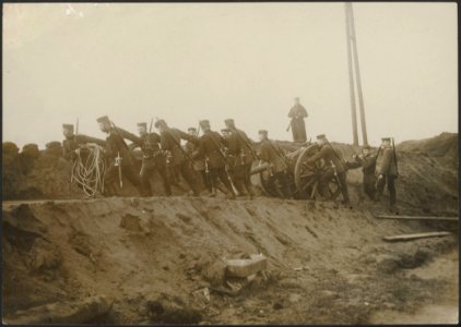 Duitse soldaten verplaatsen een kanon, Bestanddeelnr 158-2292