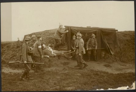 Duitse soldaten in het veld met een gewonde, Bestanddeelnr 158-2257