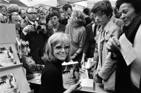 Duitse actricezangeres Hildegard Knef signeert haar boek op boekenmarkt in RAI,, Bestanddeelnr 923-9751 photo