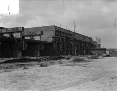 Duitse Schnellbootbunker te IJmuiden aan de Kalkstraat. Nu een fabriek, Bestanddeelnr 904-7372