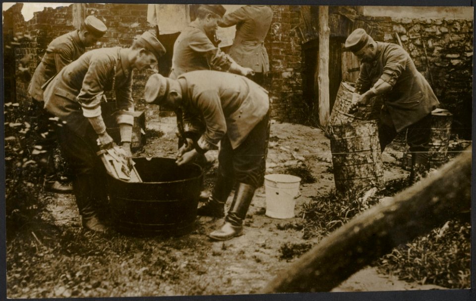 Duitse soldaten doen de was., Bestanddeelnr 158-2228