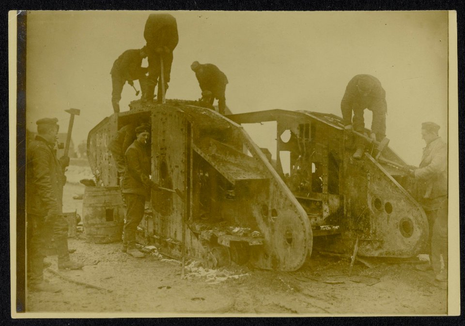 Duitse soldaten slopen een Engelse tank, Bestanddeelnr 158-0652