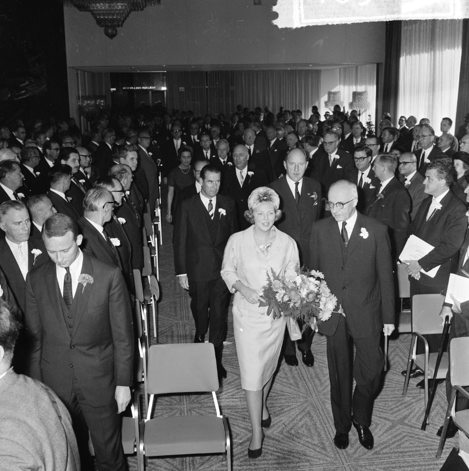 Duitse week in Rotterdam in Hiltonhotel geopend, Prinses Beatrix bij binnenkomst, Bestanddeelnr 916-9020
