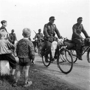 Duitser trekken na de capitulatie uit het Gooi weg Duitse militairen op fietsen, Bestanddeelnr 900-2896