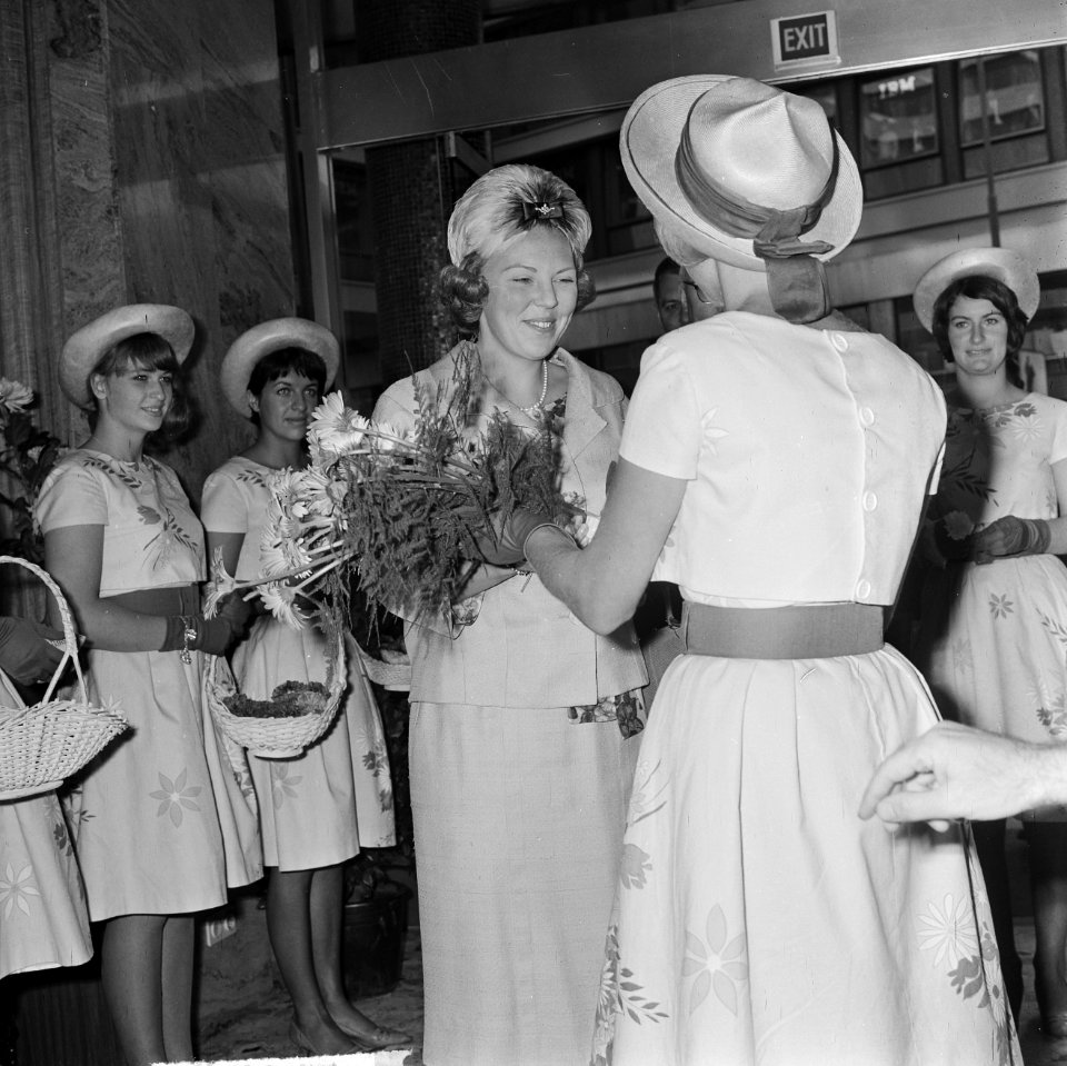 Duitse week in Rotterdam in Hiltonhotel geopend, Prinses Beatrix krijgt bloemen , Bestanddeelnr 916-9021