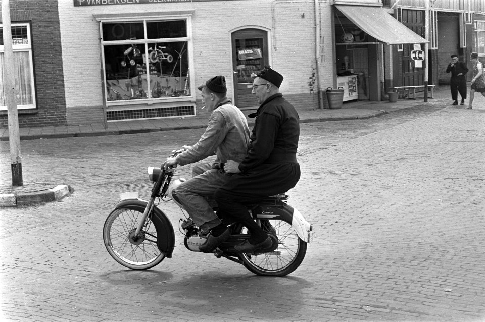Duizend jaar Urk. Vissers op de bromfiets, Bestanddeelnr 921-3655
