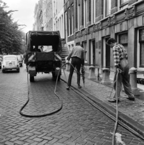 Duitsers boren gaatjes in Amsterdams wegdek, i.v.m. aansluiting aardgasnet, Bestanddeelnr 919-4060